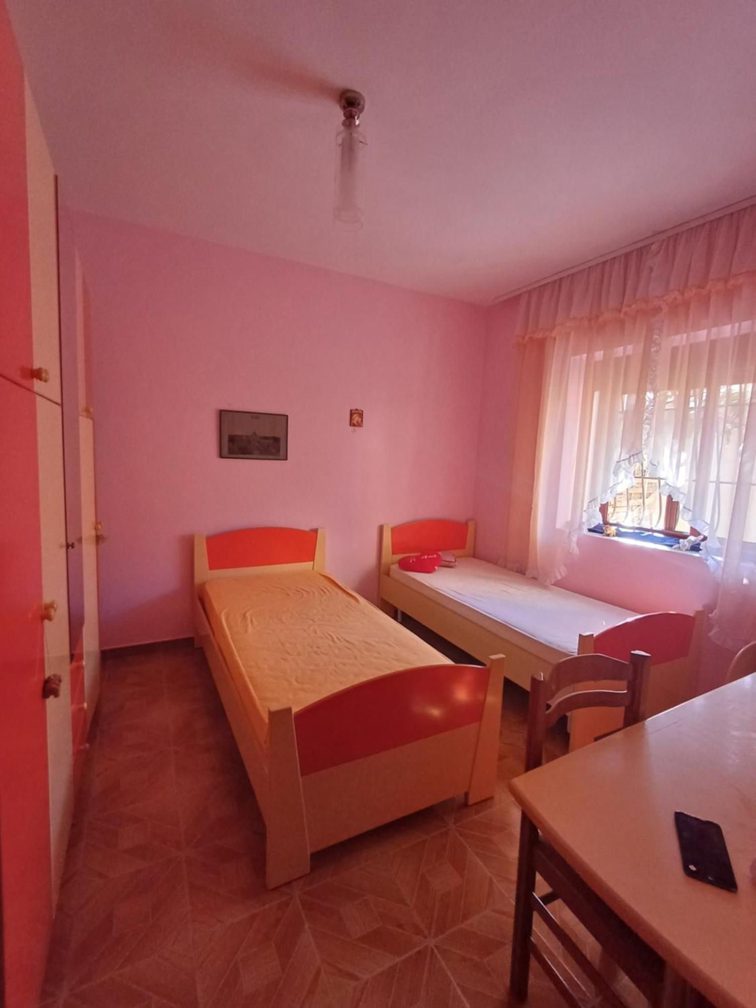 Lola's Vlore